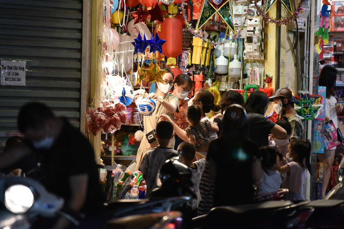 Hôm nay cũng là ngày Tết Trung Thu nên nhiều người đã đổ xô ra đường đi chơi.