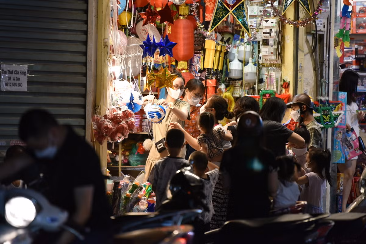 Hôm nay cũng là ngày Tết Trung Thu nên nhiều người đã đổ xô ra đường đi chơi.