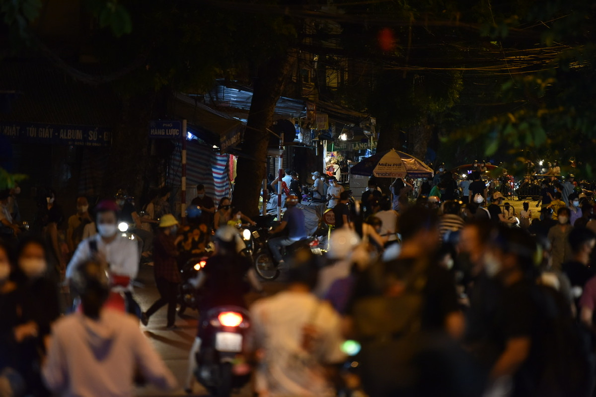Phố Hàng Mã dài chưa đầy vài trăm mét nhưng kẹt cứng người, các phương tiện không thể di chuyển qua đây.
