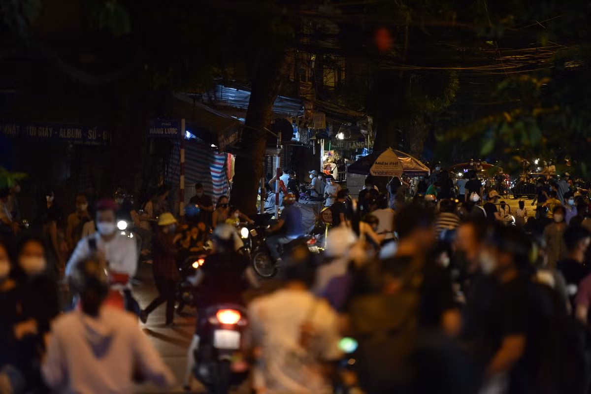 Phố Hàng Mã dài chưa đầy vài trăm mét nhưng kẹt cứng người, các phương tiện không thể di chuyển qua đây.