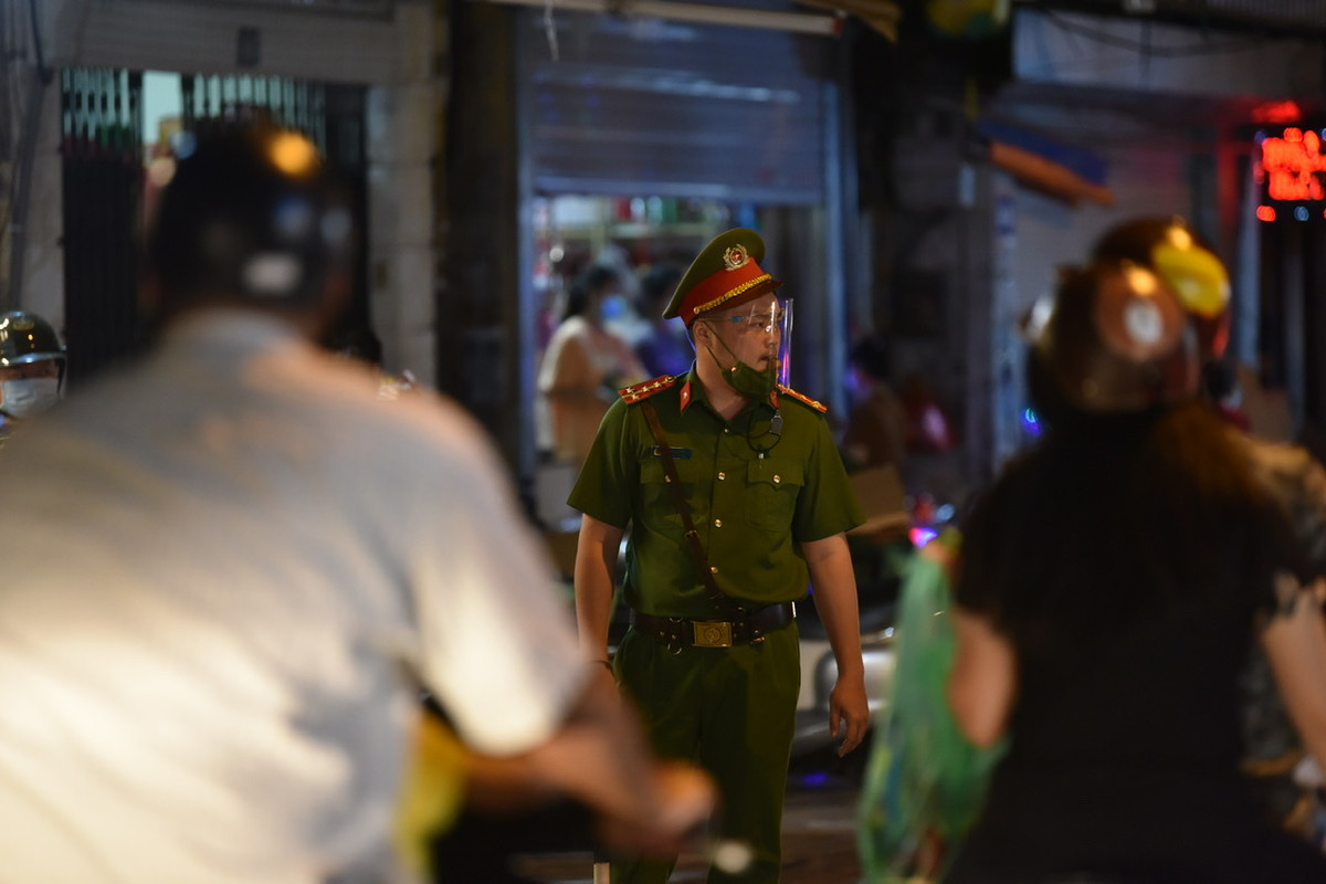 Lực lượng công an đã rất vất vả trong việc phân luồng, điều tiết giao thông tại phố Hàng Mã vào tối Trung Thu.