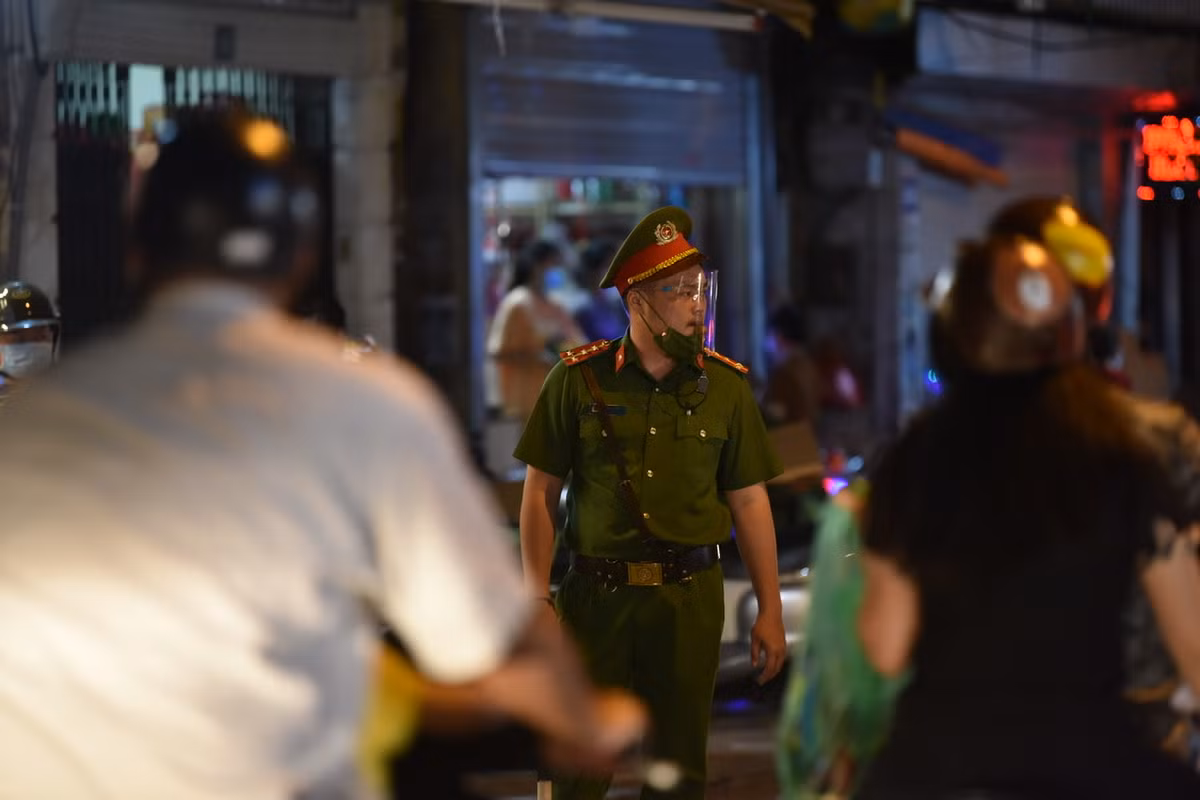 Lực lượng công an đã rất vất vả trong việc phân luồng, điều tiết giao thông tại phố Hàng Mã vào tối Trung Thu.