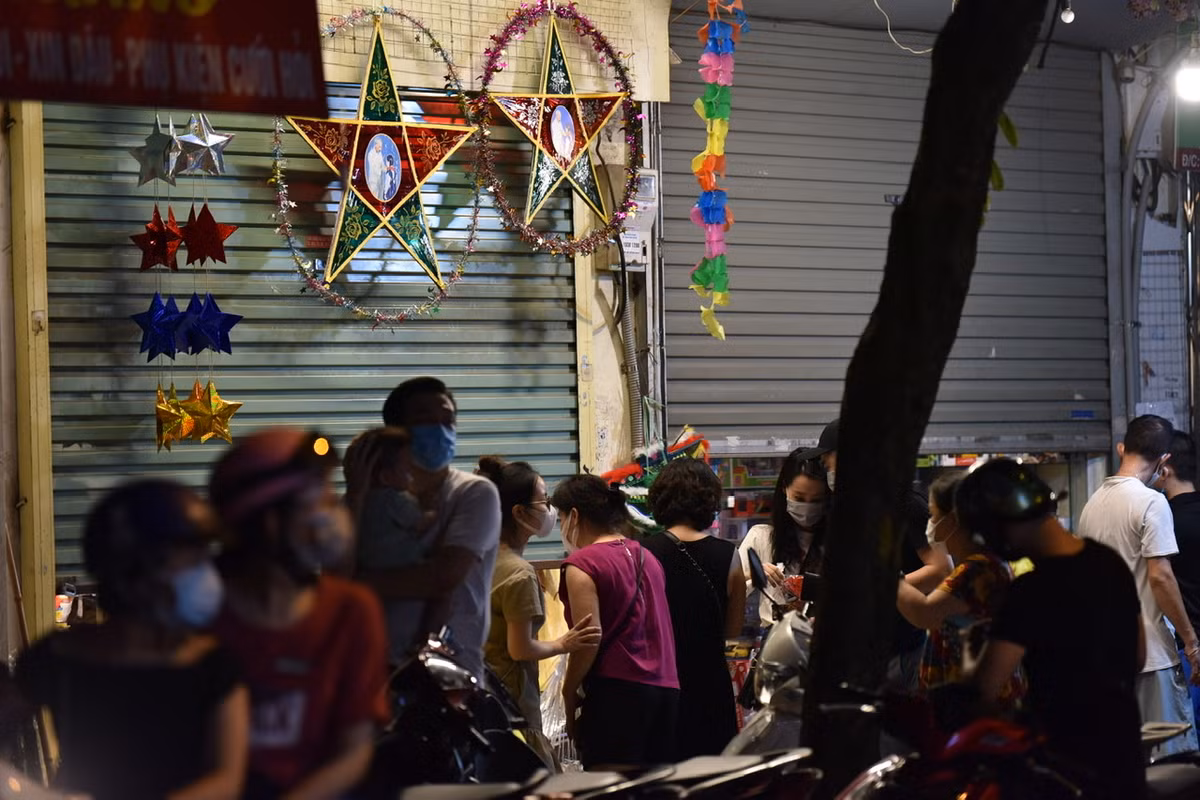 Phố Hàng Mã (quận Hoàn Kiếm) là một trong những địa điểm thu hút người dân Hà Nội nhất vào mỗi dịp Trung Thu.