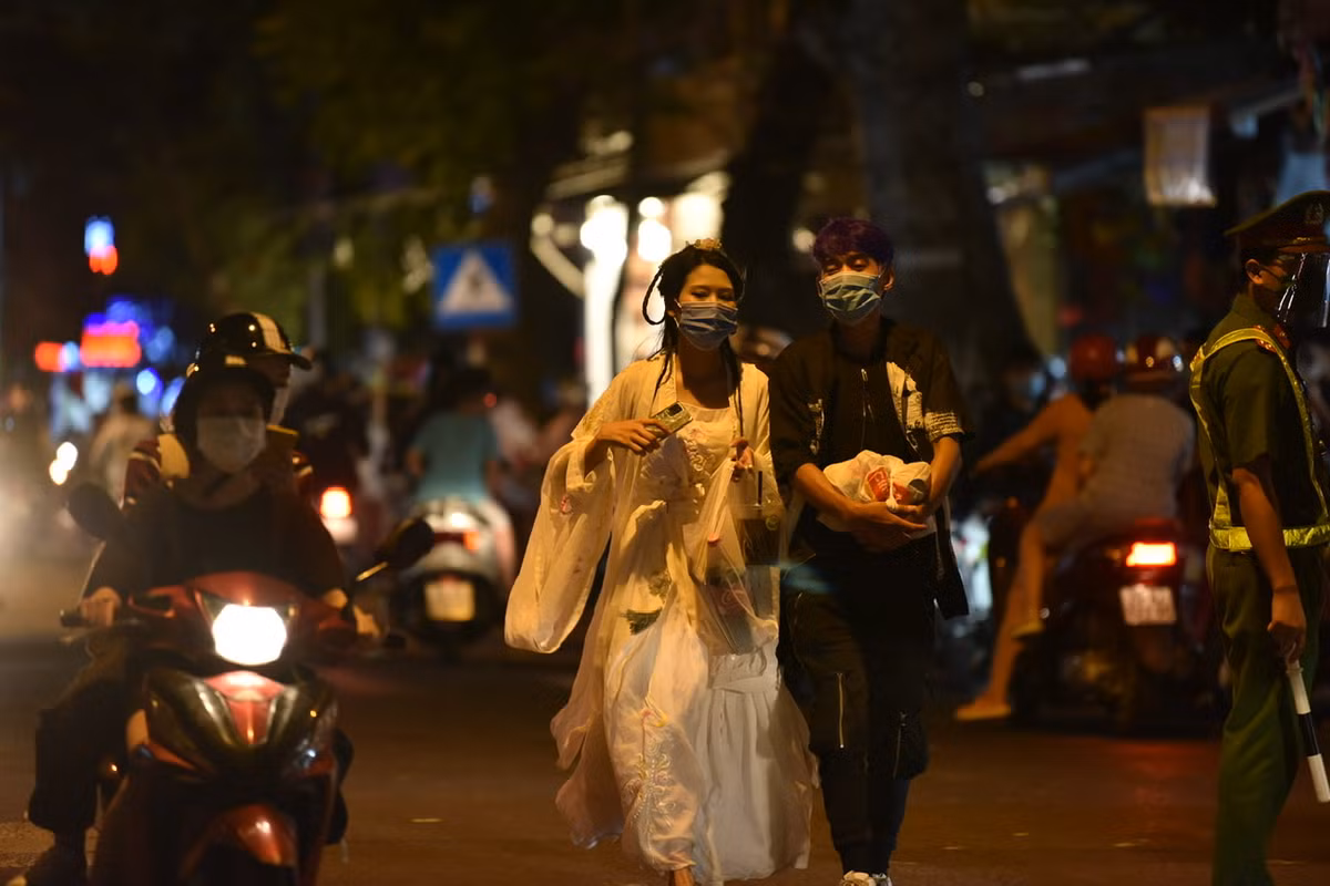 Một “Chị Hằng” vẫn kịp “xuống phố” đón Tết Trung Thu và không quên mang theo… khẩu trang.