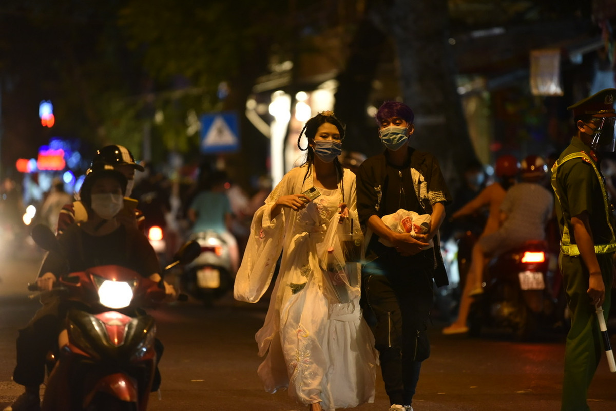 Một “Chị Hằng” vẫn kịp “xuống phố” đón Tết Trung Thu và không quên mang theo… khẩu trang.