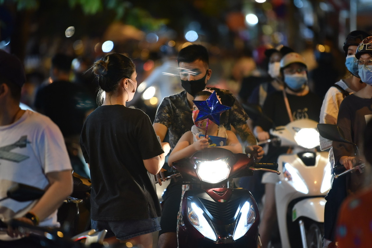 Trước đó, theo chỉ đạo của UBND TP Hà Nội, lực lượng chức năng đã tiến hành gỡ bỏ toàn bộ hàng rào chắn, trả lại nguyên trạng cho phố cổ Hà Nội