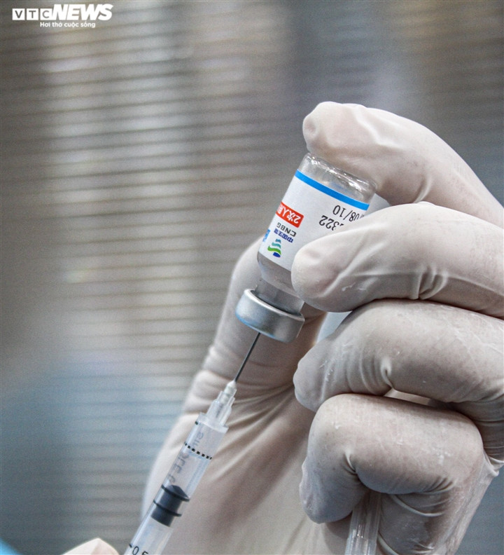 Vaccine tiêm đợt này tại phường Cát Linh (quận Đống Đa) là Vero Cell do hãng dược Sinopharm (Trung Quốc) sản xuất.