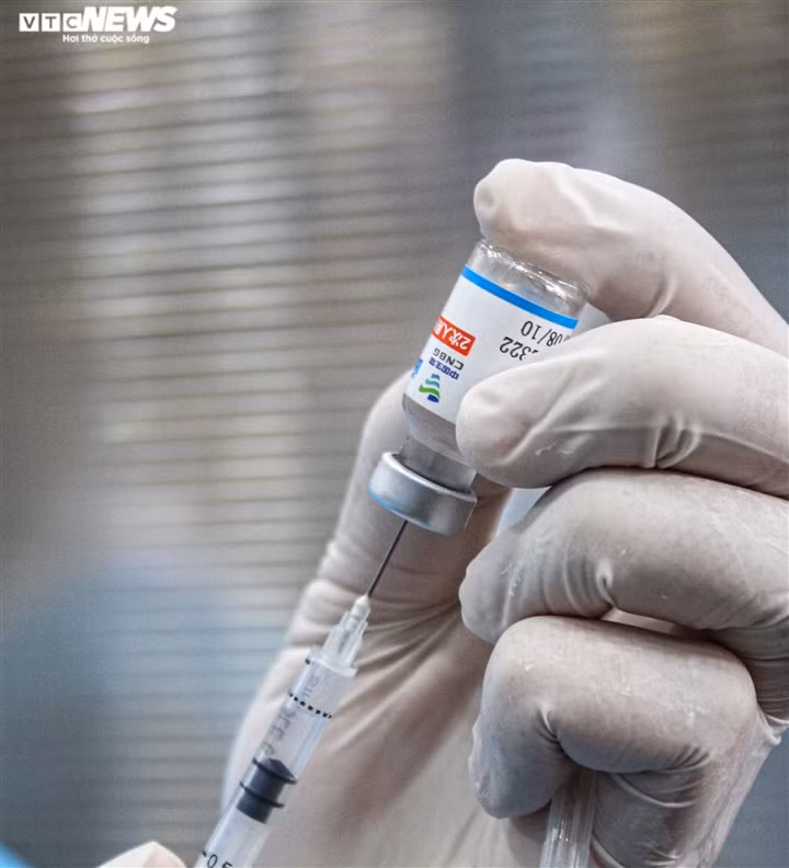 Vaccine tiêm đợt này tại phường Cát Linh (quận Đống Đa) là Vero Cell do hãng dược Sinopharm (Trung Quốc) sản xuất.