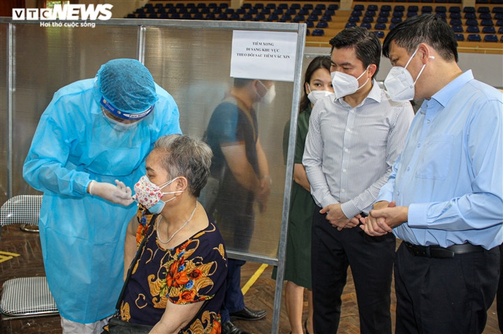 Trong quá trình kiểm tra việc xét nghiệm nhanh trước khi tiêm vaccine cho người dân, Bộ trưởng Bộ Y tế Nguyễn Thanh Long nhấn mạnh, đội ngũ nhân viên y tế cần tuân thủ nghiêm ngặt các quy trình mà Bộ Y tế đã đề ra để tránh tình trạng lây nhiễm chéo khi xét nghiệm.