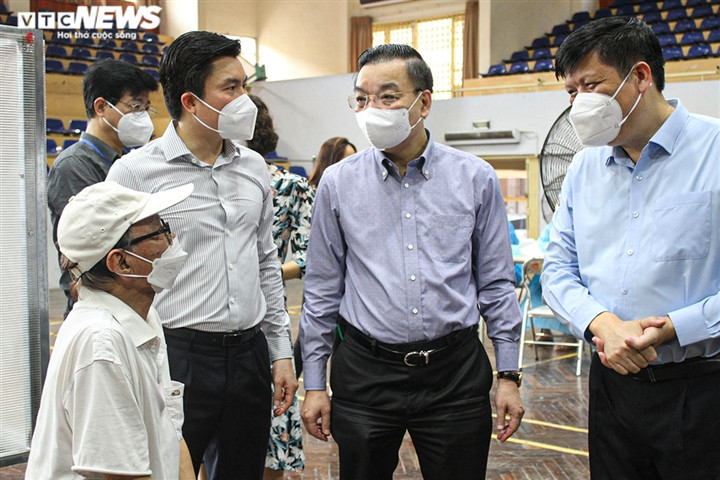 Cũng trong buổi sáng nay, Bộ trưởng Bộ Y tế Nguyễn Thanh Long và Chủ tịch UBND thành phố Hà Nội Chu Ngọc Anh đến kiểm tra việc xét nghiệm và tiêm vaccine tại điểm tiêm Nhà thi đấu Trịnh Hoài Đức.