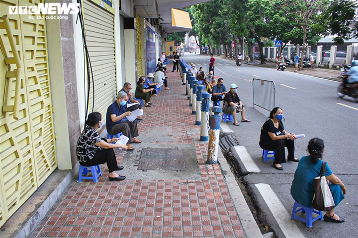 Sáng 10/9, tại điểm tiêm Nhà thi đấu Trịnh Hoài Đức (phường Cát Linh, quận Đống Đa, Hà Nội), người dân có mặt từ sớm xếp hàng để được tiêm vaccine phòng COVID-19.