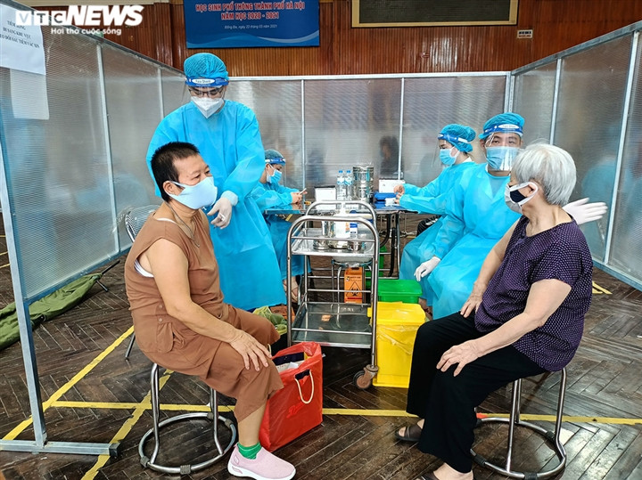 Bà Trinh Thị Mai (67 tuổi, trú tại quận Đống Đa) cho biết: "Giờ được tiêm vaccine là mừng rồi. Vaccine nào cũng tốt vì khi được sản xuất ra đã qua các bước thử nghiệm và được công nhận thì mới cho tiêm. Trung Quốc sản xuất vaccine, tiêm cho người dân và nhiều nước cũng tiêm loại vaccine này. Theo tôi không nên phân biệt các loại vaccine, từ đó gây hoang mang cho người dân".