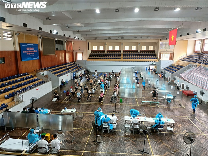 Bà Nguyễn Hồng Thanh (72 tuổi, trú tại phường Cát Linh) lạc quan chia sẻ: "Với cá nhân tôi, không có khái niệm vaccine không tốt. Việc cần nhất lúc này vaccine nào được Chính phủ cấp phép, chúng tôi sẽ tiêm, đảm bảo công tác phòng chống dịch sớm nhất, nhanh nhất và kịp thời nhất".