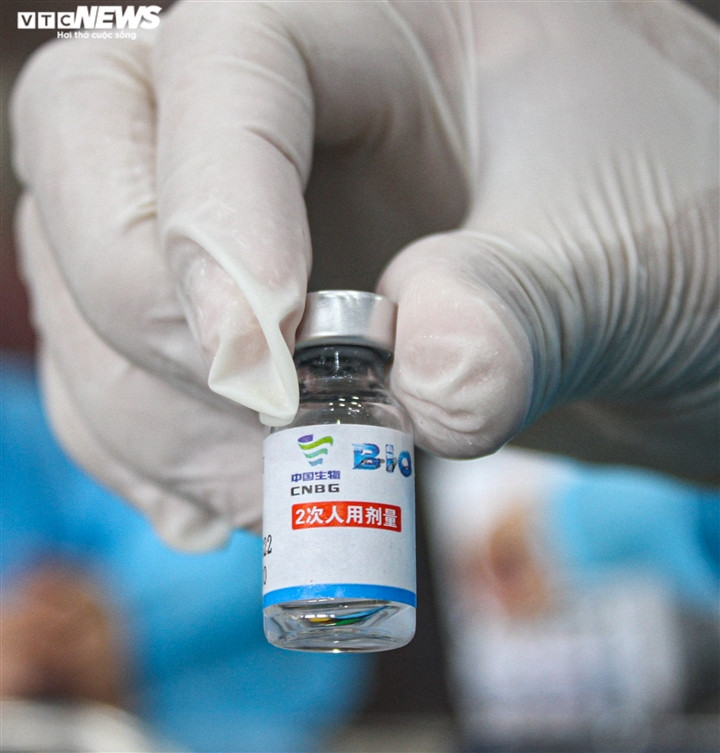 Vaccine Sinopharm sẽ được dùng để tiêm mũi 1 cho các đối tượng từ 18 tuổi trở lên, tiêm mũi 2 cho những người đã tiêm mũi 1 đủ thời gian theo quy định. Theo dự kiến, trong ngày hôm nay tại Nhà thi đấu Trịnh Hoài Đức sẽ có khoảng gần 1.000 người dân được tiêm vaccine Sinopharm.