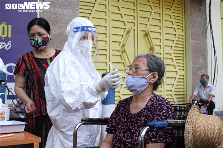 Để đảm bảo an toàn tiêm chủng, lực lượng chức năng phường Cát Linh phối hợp cùng các bác sĩ của Bệnh viện Quân đội TW 108 và đoàn nhân viên y tế tỉnh Phú Thọ tăng cường tại điểm tiêm để xét nghiệm, khám sàng lọc và tư vấn cho người dân trước khi tiêm.