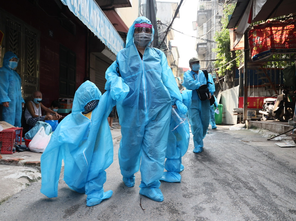 Theo ghi nhận của PV Báo Tri thức và Cuộc sống, trong sáng nay chủ yếu là phụ nữ, người già và trẻ nhỏ đã được về nhà.