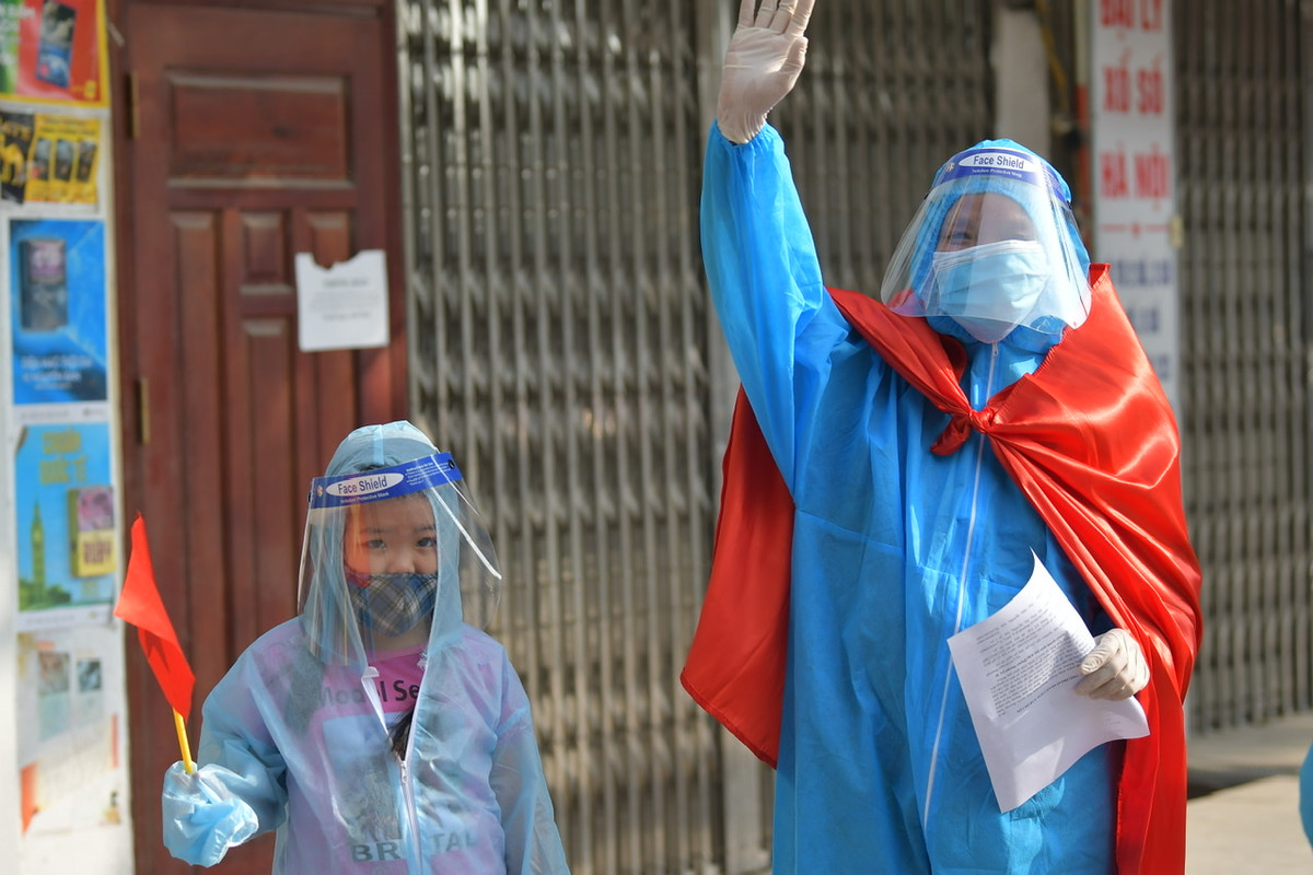 Niềm vui của những “chiến binh” vừa góp sức chiến thắng dịch bệnh COVID-19.