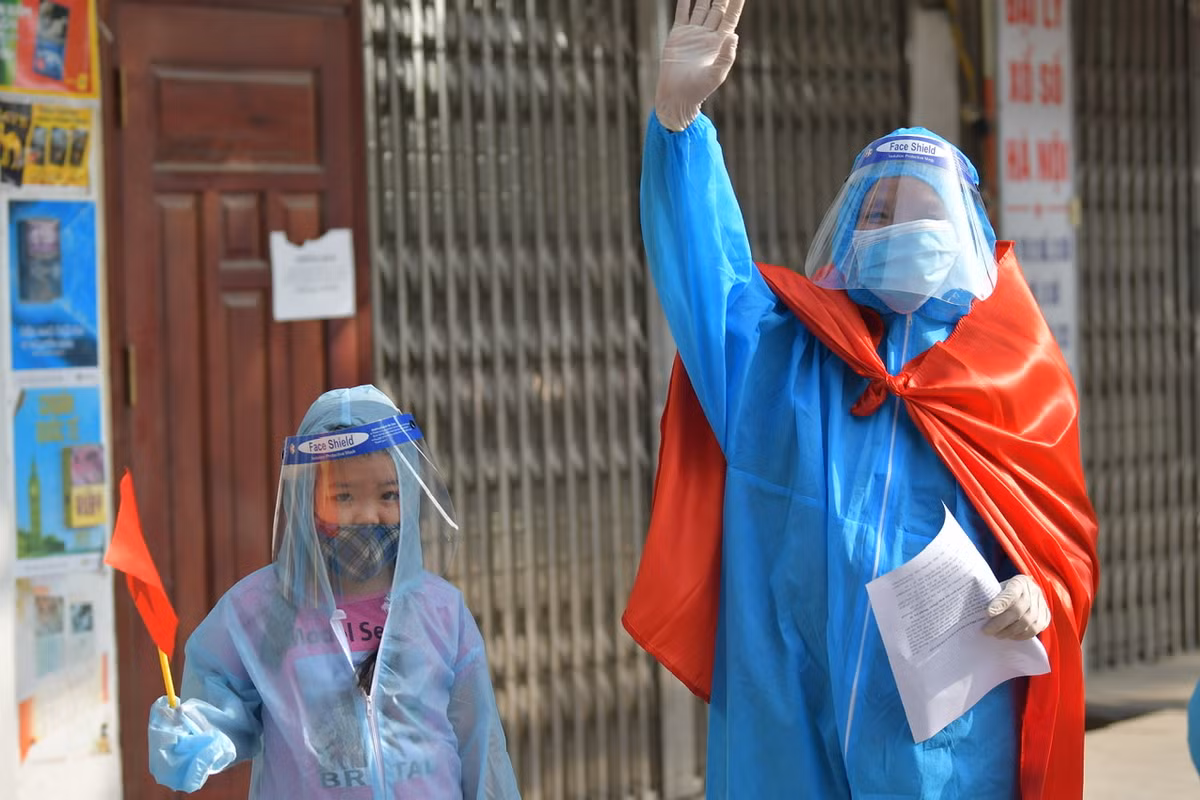 Niềm vui của những “chiến binh” vừa góp sức chiến thắng dịch bệnh COVID-19.