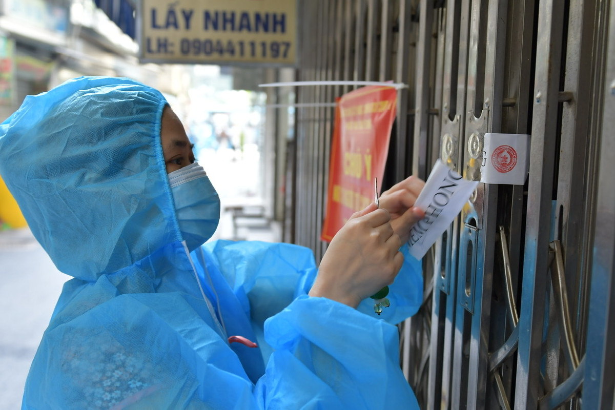 Những người dân vui mừng được tự tay bóc niêm phong chính ngôi nhà của mình.