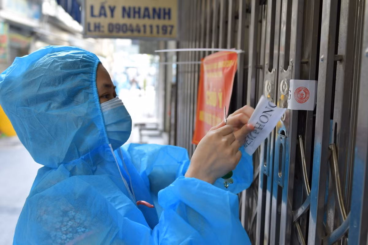 Những người dân vui mừng được tự tay bóc niêm phong chính ngôi nhà của mình.