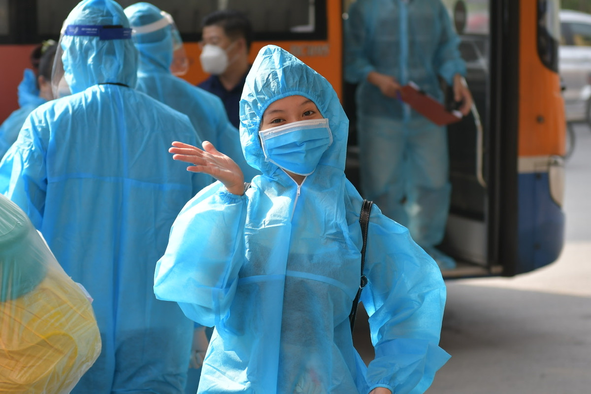 Ông Đỗ Văn Khải - Chánh văn phòng UBND quận Thanh Xuân cho biết, riêng ngày 29/9 sẽ có 15 xe buýt loại lớn chở khoảng 1.100 người từ các khu cách ly tập trung đưa về địa bàn.