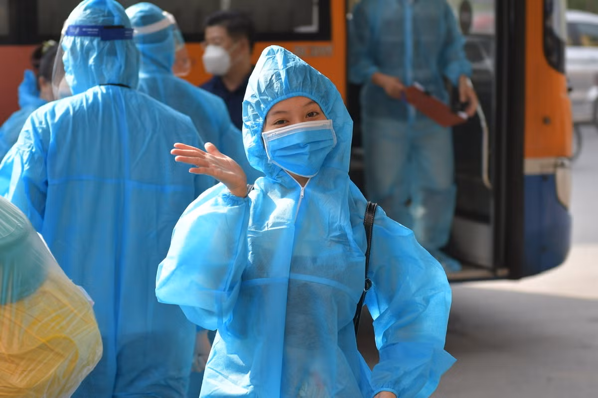 Ông Đỗ Văn Khải - Chánh văn phòng UBND quận Thanh Xuân cho biết, riêng ngày 29/9 sẽ có 15 xe buýt loại lớn chở khoảng 1.100 người từ các khu cách ly tập trung đưa về địa bàn.