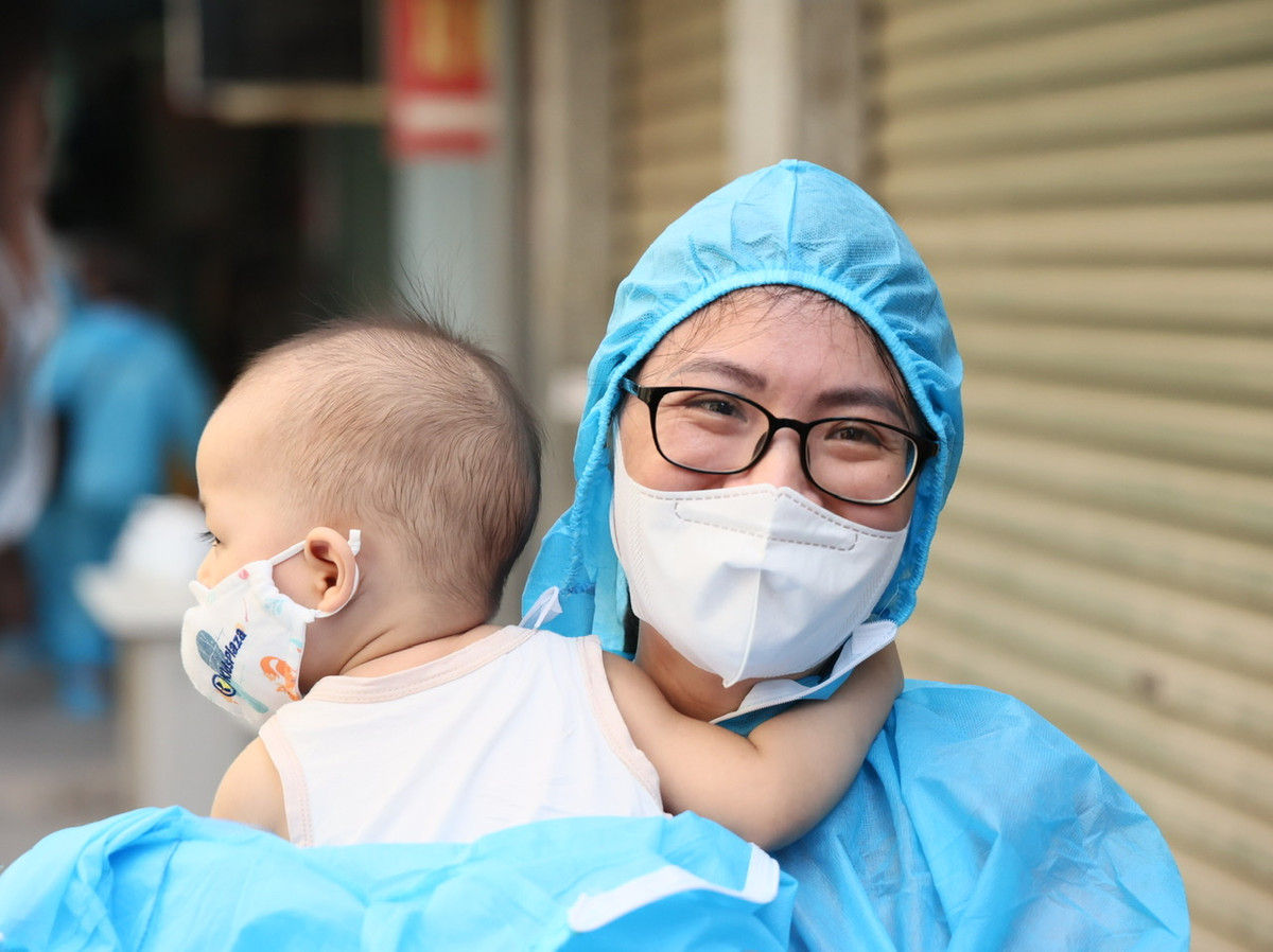 Trong số hơn 1.400 người được đưa đi cách ly tập trung có rất nhiều em nhỏ tuổi.