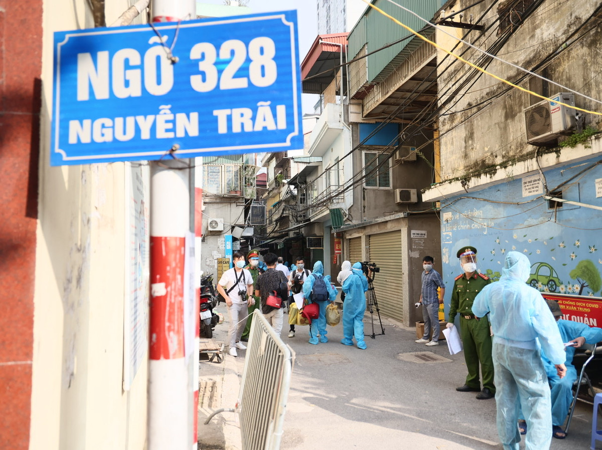 Lực lượng chức năng quận Thanh Xuân đã phun khử khuẩn, hỗ trợ người dân vận chuyển đồ đạc. Trong 7 ngày tới, phường Thanh Xuân Trung sẽ tiếp tục kiểm soát việc cách ly tại nhà của người dân.