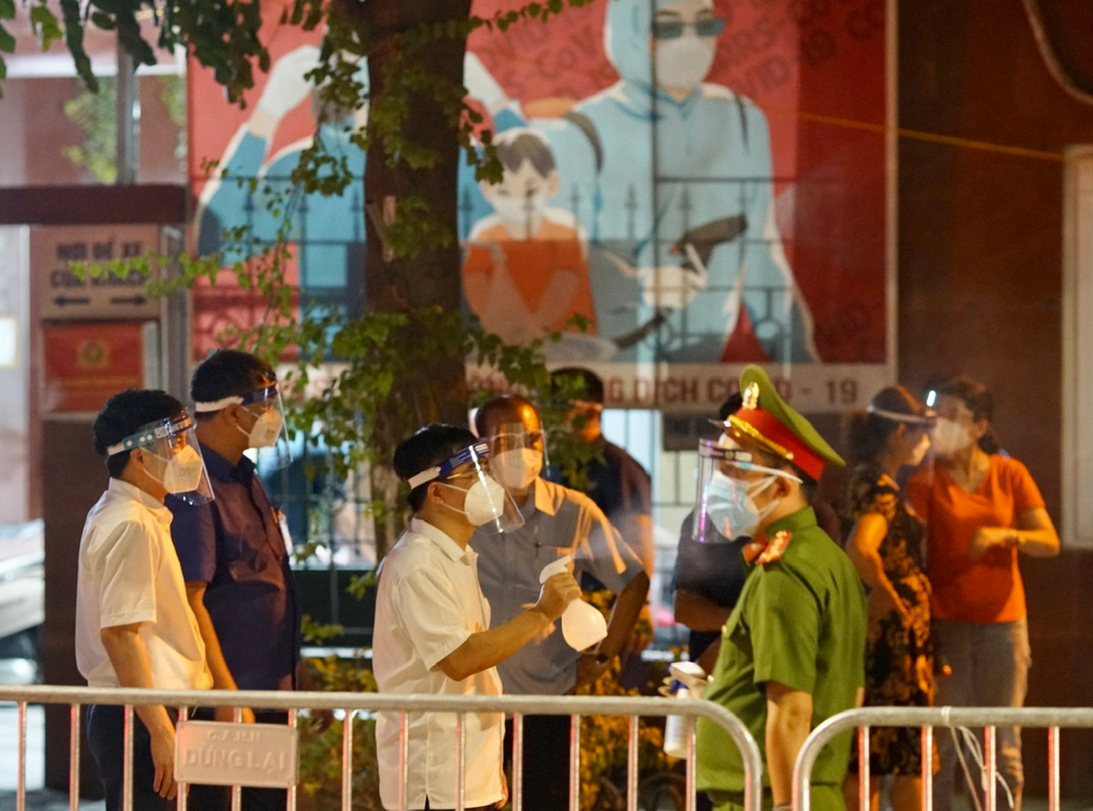 Trước đó, Thủ tướng Chính phủ Phạm Minh Chính đã kiểm tra đột xuất “ổ dịch” Thanh Xuân Trung và đã có những phê bình, nhắc nhở công tác phòng chống dịch tại địa phương này.