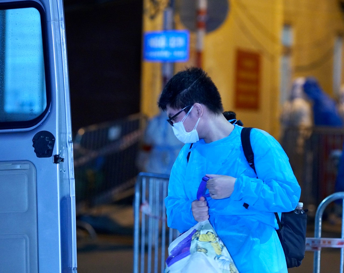 Nhóm F1 được hướng dẫn di chuyển theo hướng riêng ra xe tăng cường, có xe dẫn đường đưa về khu cách ly.