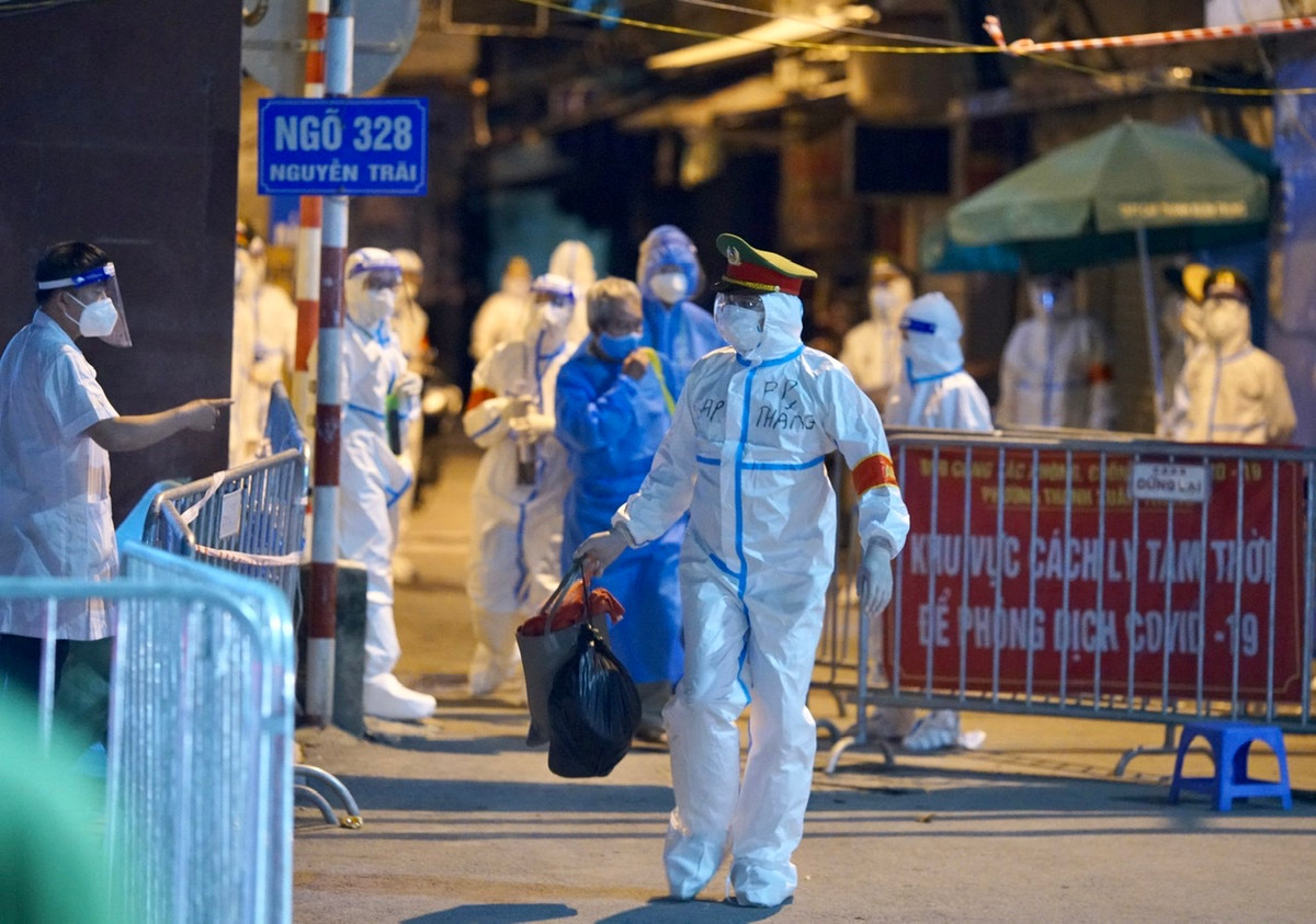 Lực lượng chức năng tách những người đưa đi cách ly thành 2 nhóm đối tượng.