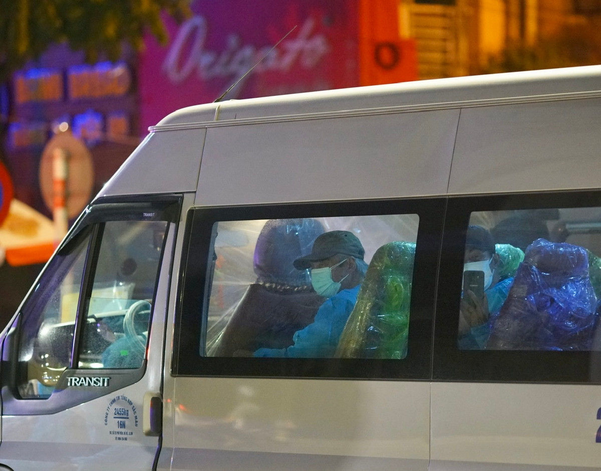 Do đây là khu tập thể cũ, mật độ dân cư đông, hạ tầng kém, chung nhà vệ sinh nên tình trang lây lan COVID-19 diễn ra rất nhanh và phức tạp.