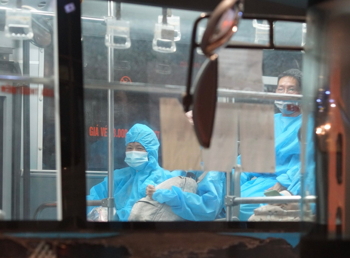 Hiện có khoảng 8 xe buýt luân phiên nhau chở người từ Thanh Xuân Trung đi Hoà Lạc. Mỗi xe chở khoảng 10 người cùng đồ dùng cá nhân để đảm bảo giãn cách trong quá trình di chuyển.