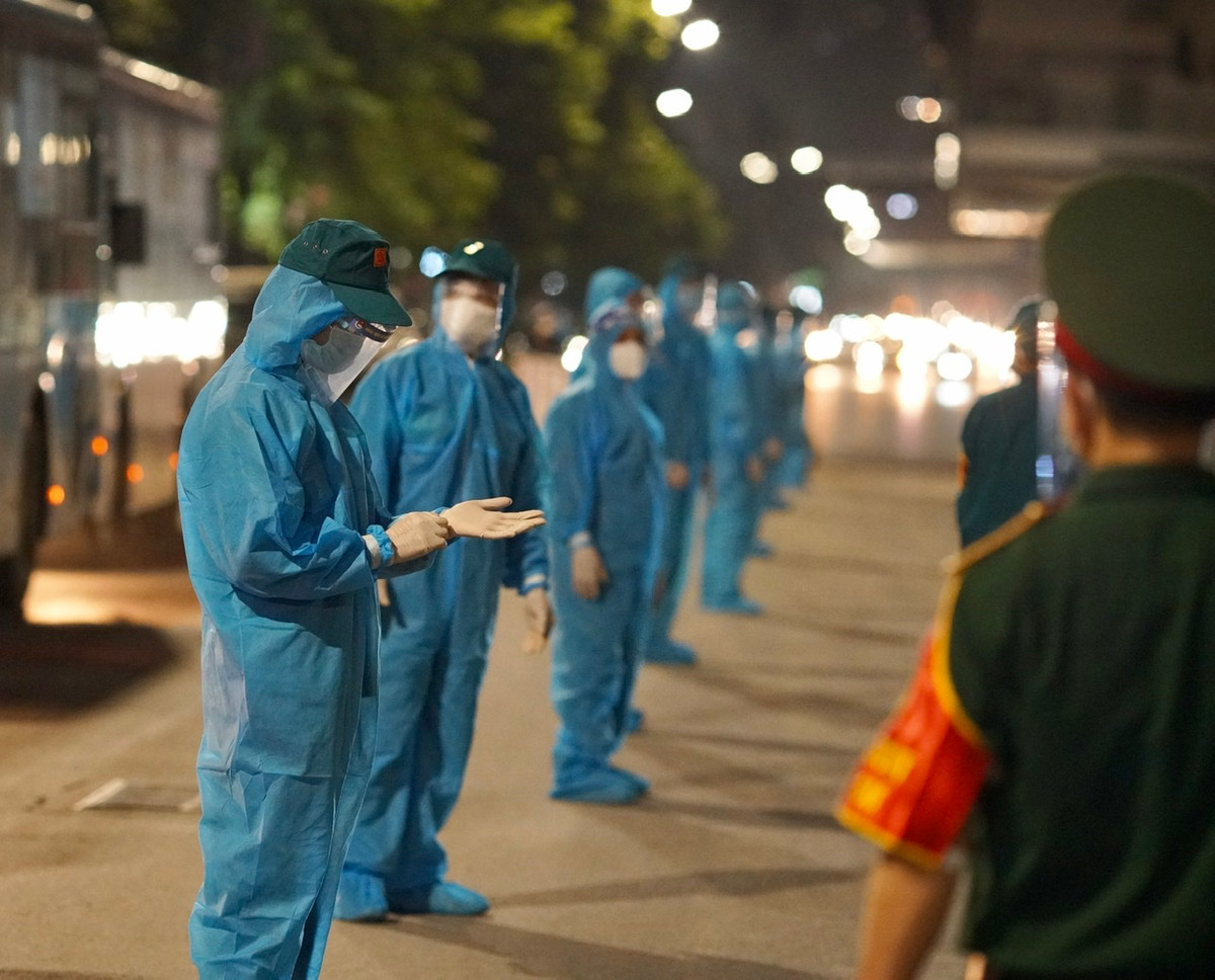 Khoảng 19h tối nay (1/9), lực lược chức năng đã điều động người cùng phương tiện tới “ổ dịch” Thanh Xuân Trung để đưa người dân nơi đây đi cách ly tập trung.