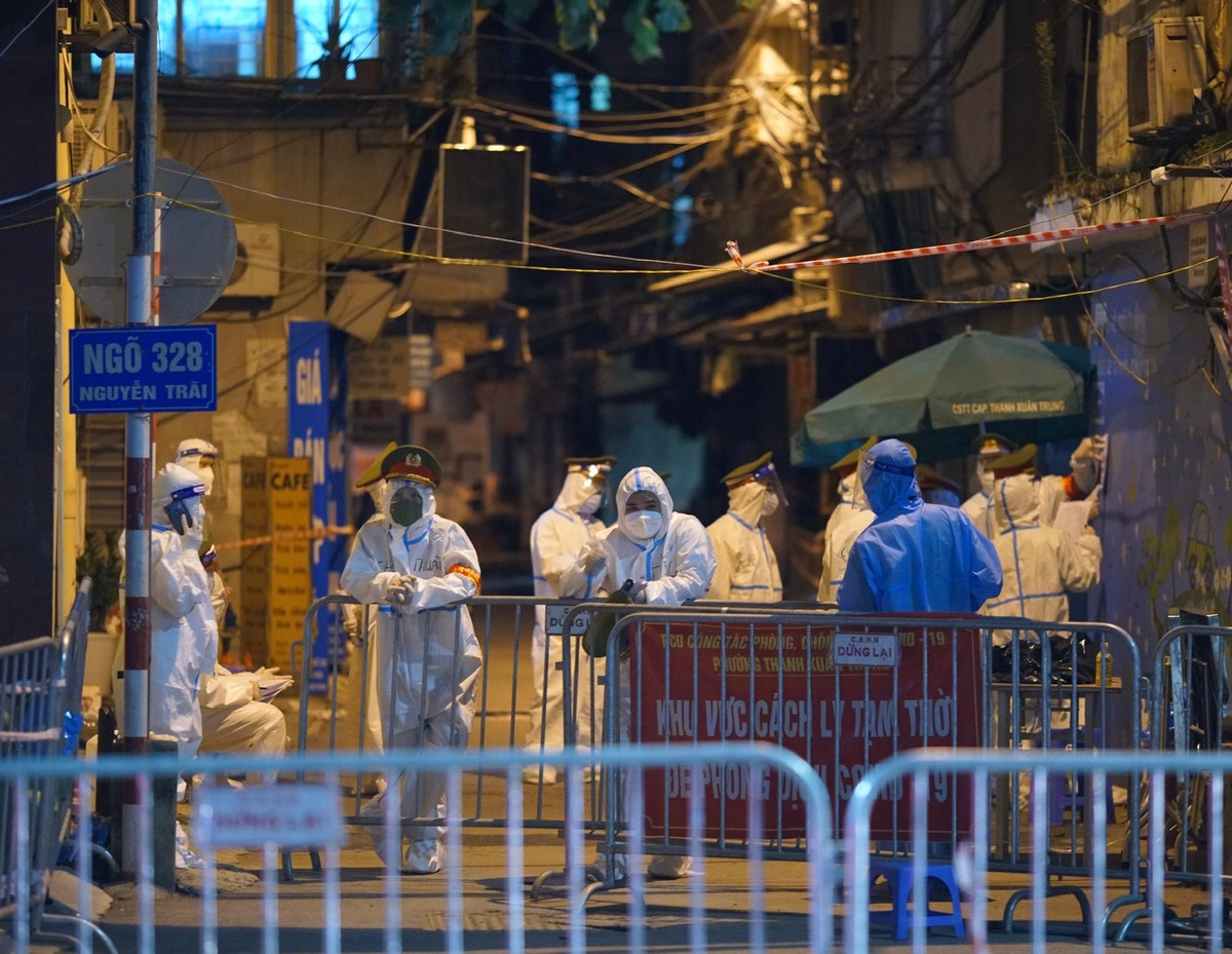 Theo Quận uỷ Thanh Xuân, tính đến hôm nay (1/9), ổ dịch ở khu dân cư ngõ 328 và 330 Nguyễn 373 trường hợp F0 (trong đó 2 ca ngoài cộng đồng, 74 ca tại khu cách ly tập trung, 297 ca tại khu vực đã khoanh vùng cách ly).