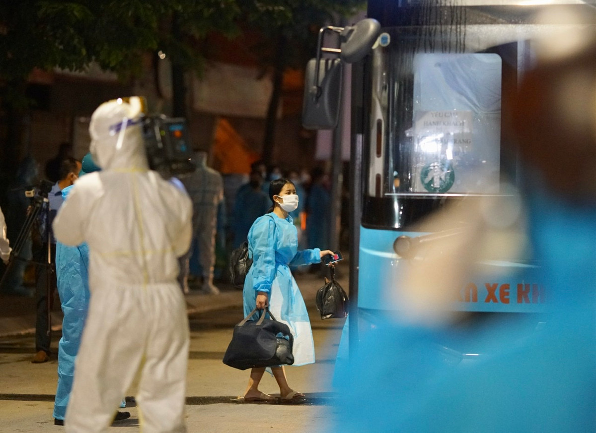 Nhóm thứ 2 là những người không tiếp xúc với F0 sẽ được đưa ra xe buýt đi lên ký túc xá ĐH FPT Hoà Lạc để giãn cách mật độ dân cư, đảm bảo an toàn cho người chưa tiếp xúc với bệnh nhân.