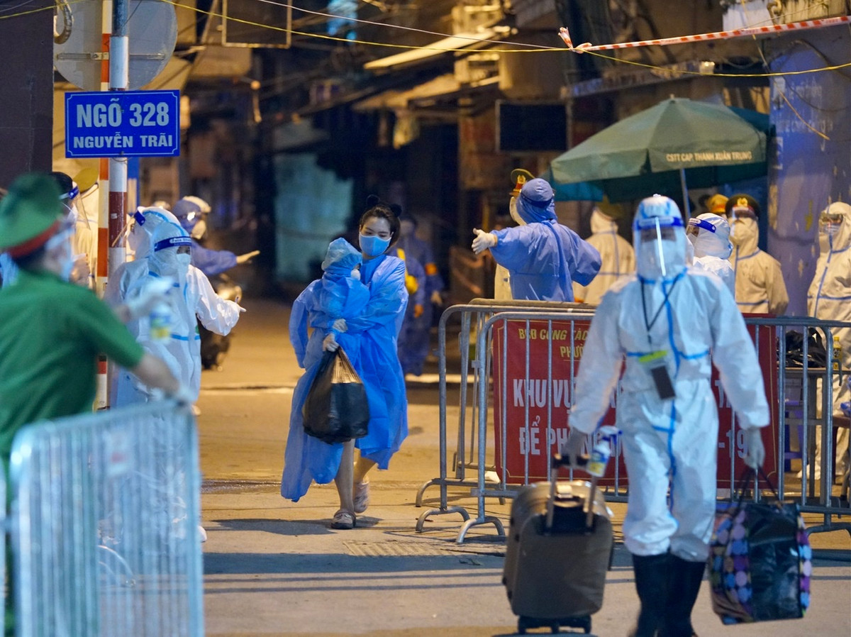 Theo ghi nhận của PV báo Tri thức và Cuộc sống, trong số F1 đưa đi cách ly có nhiều gia đình trong đó có cả trẻ em và người già.