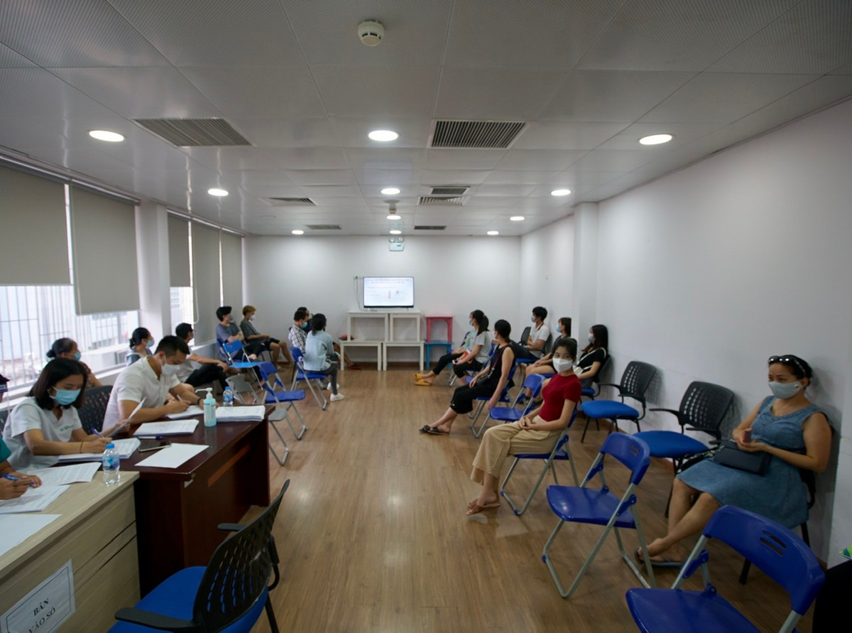 Đại diện Bệnh viện Mắt Hà Nội 2 cho biết, mỗi ngày quận Đống Đa giao chỉ tiêu cho Viện tiêm từ 700 đến 1.000 mũi. Viện đã bố trí nhân sự làm việc tới 19h hàng ngày để hoàn thành chỉ tiêu và không ghi nhận trường hợp phản ứng nào.