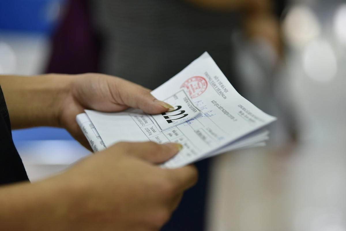 Bệnh viện cũng phát số thứ tự cho người dân để quản lý không để xảy ra tình trạng chen lấn lúc chờ xếp hàng.