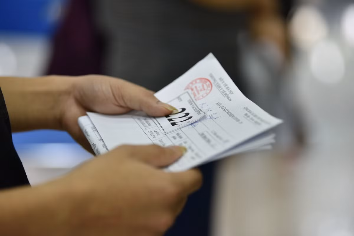 Bệnh viện cũng phát số thứ tự cho người dân để quản lý không để xảy ra tình trạng chen lấn lúc chờ xếp hàng.