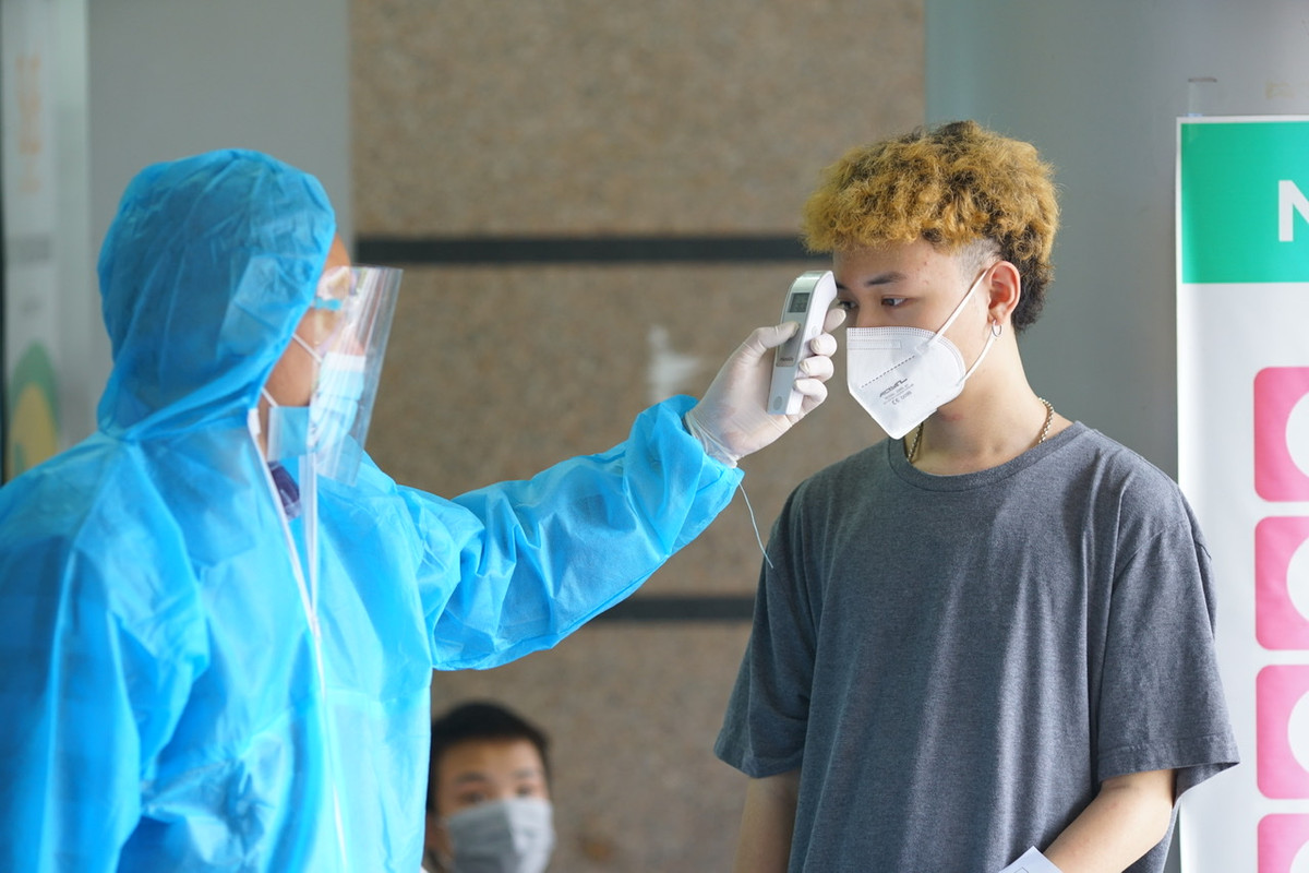 Mọi công tác kiểm soát được diễn ra chặt chẽ. Những người có nhiệt độ cao sẽ phải đi cổng riêng chờ theo dõi tiếp.