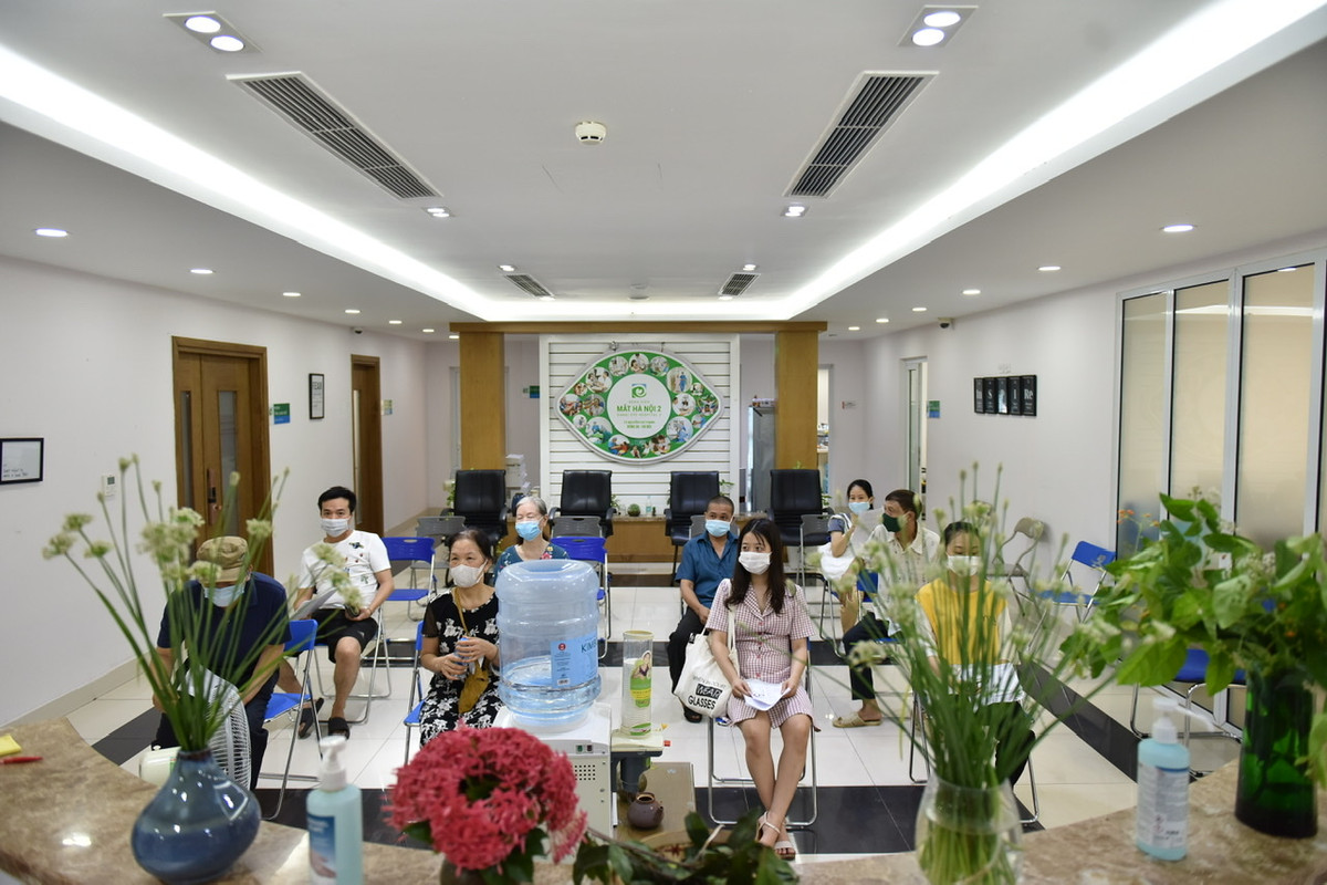 Đại diện Bệnh viện Mắt Hà Nội 2 cho biết, để đảm bảo đủ giãn cách, Viện đã hướng dẫn từng nhóm 15 người lên phòng chờ tại tầng riêng.