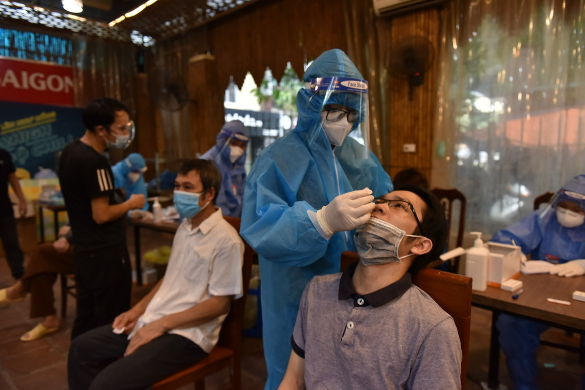 Để đảm bảo công tác phòng chống dịch lây lan, kết hợp với chiến dịch xét nghiệm COVID-19 toàn dân, Bệnh viện Mắt Hà Nội 2 đã tiến hành lấy mẫu xét nghiệm định tính kháng nguyên SARS-CoV-2 cho người dân đến tiêm.