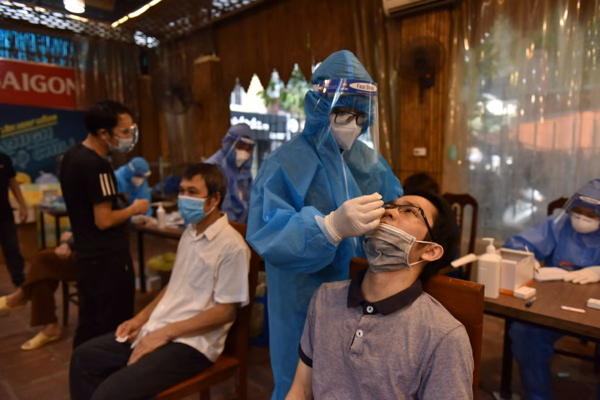 Để đảm bảo công tác phòng chống dịch lây lan, kết hợp với chiến dịch xét nghiệm COVID-19 toàn dân, Bệnh viện Mắt Hà Nội 2 đã tiến hành lấy mẫu xét nghiệm định tính kháng nguyên SARS-CoV-2 cho người dân đến tiêm.