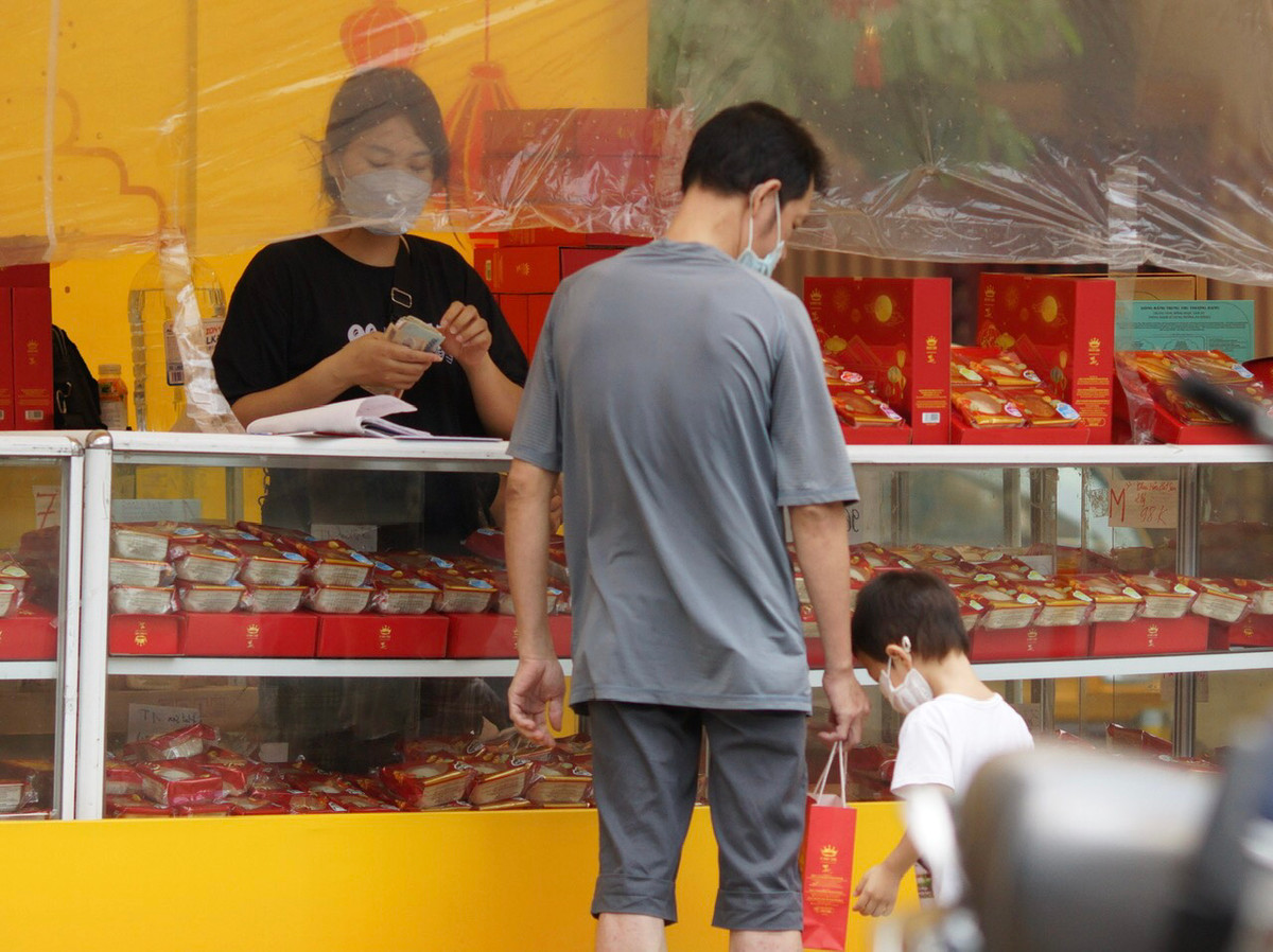 Gian hàng bánh Trung Thu Kinh Đô trên phố Nguyễn Lương Bằng (Đống Đa, Hà Nội) đã được dựng lên từ nhiều ngày trước nhưng đến hôm qua mới chính thức mở bán.