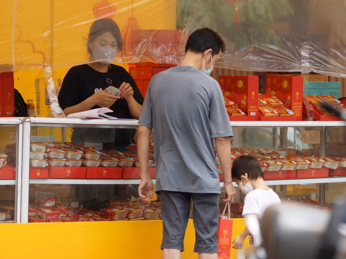 Gian hàng bánh Trung Thu Kinh Đô trên phố Nguyễn Lương Bằng (Đống Đa, Hà Nội) đã được dựng lên từ nhiều ngày trước nhưng đến hôm qua mới chính thức mở bán.