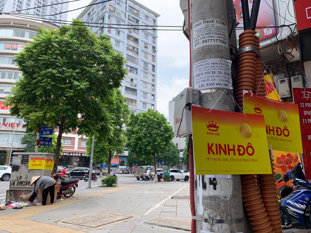 Cùng thời điểm này, gian hàng Kinh Đô tại ngã ba Cầu Giấy - Khúc Thừa Dụ đã phải treo rất nhiều biển quảng cáo để người dân biết đến.