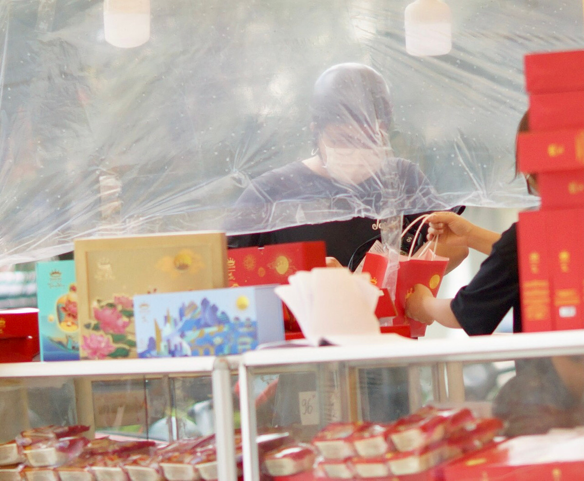 “Ong lon” banh Trung Thu vang khach, cua hang truyen thong xep hang nuom nuop-Hinh-2