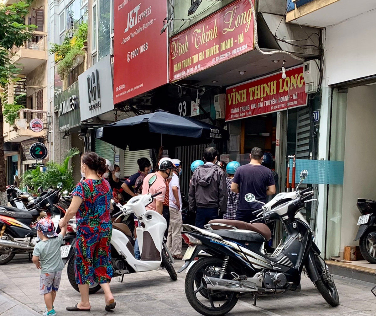 Cũng trong trưa ngày hôm nay (20/9), cửa hàng bánh Trung Thu truyền thống trên phố Đội Cấn vẫn đông khách và có xảy ra tình trạng không giữ khoảng cách khi xếp hàng.