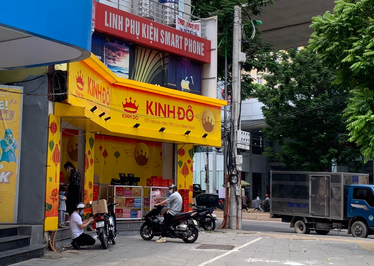 Tuy nhiên, do nhu cầu mua bánh năm nay không cao như mọi năm, cùng với việc người dân đã mua bánh truyền thống từ cuối tuần vừa qua nên các gian hàng bày bán sau gần như không có khách.